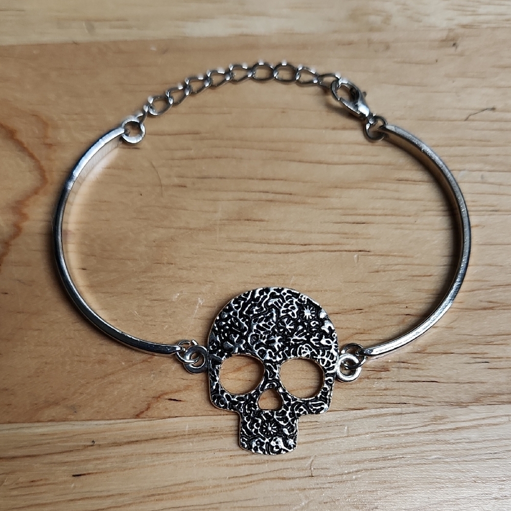 Skull Bracelet with Adjustable Chain And Pouch Silver Tone - Picture 3 of 6